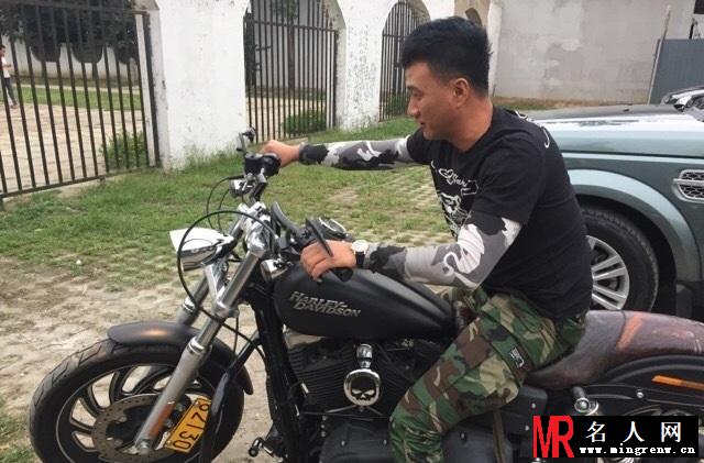 胡军为女庆生康康帅气开车 刘涛带儿女现身(1)