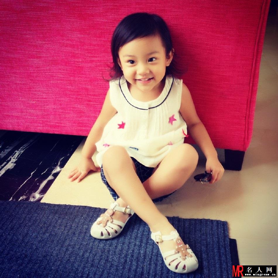 李小璐与女儿甜馨亲子装亮相 温情满满(1)