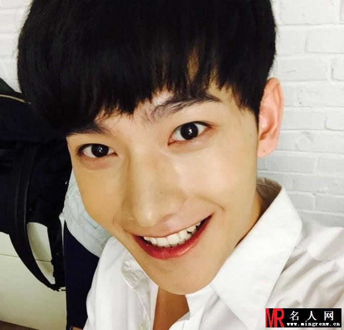 美少男变逗比!杨洋搞怪自拍挤眉弄眼(1)