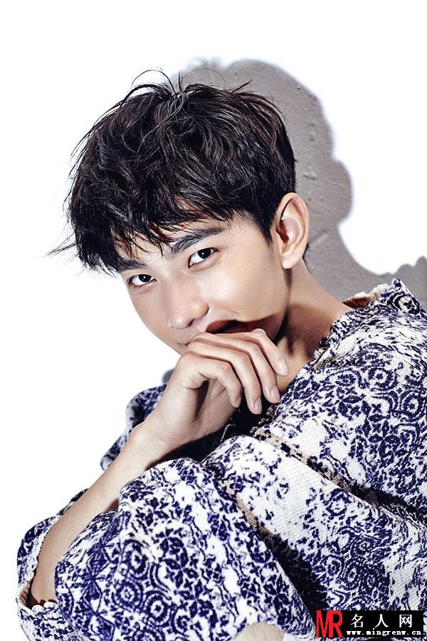 杨洋EasyIdol鬼马写真 演绎时尚轻熟男(1)