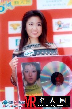 林心如1999年出席新城C助公益金筹款义卖日活动组图(1)