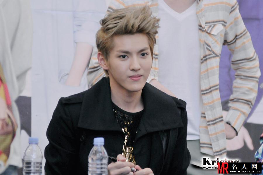 2012年EXO韩国永登浦签售吴亦凡图片 黑色系服装衬托高品质颜值(1)