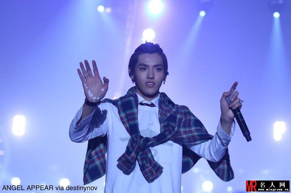吴亦凡2013年SMWEEK与粉丝欢度周末演唱大赏休闲装扮帅气(1)
