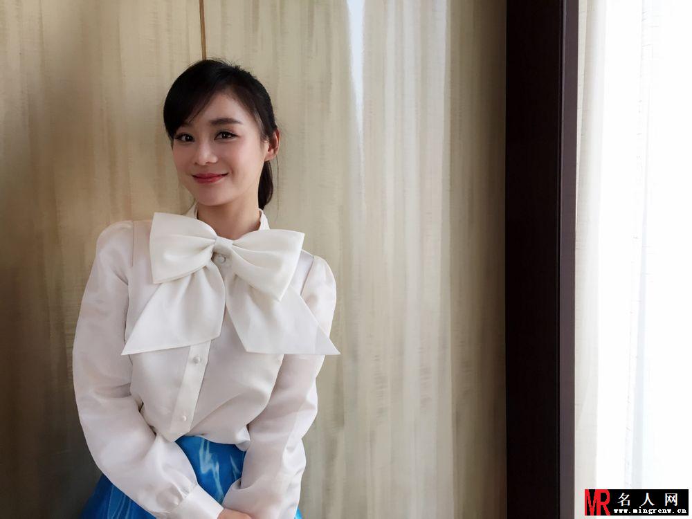 袁姗姗私服小搭 蝴蝶结清纯出镜笑容明媚(1)