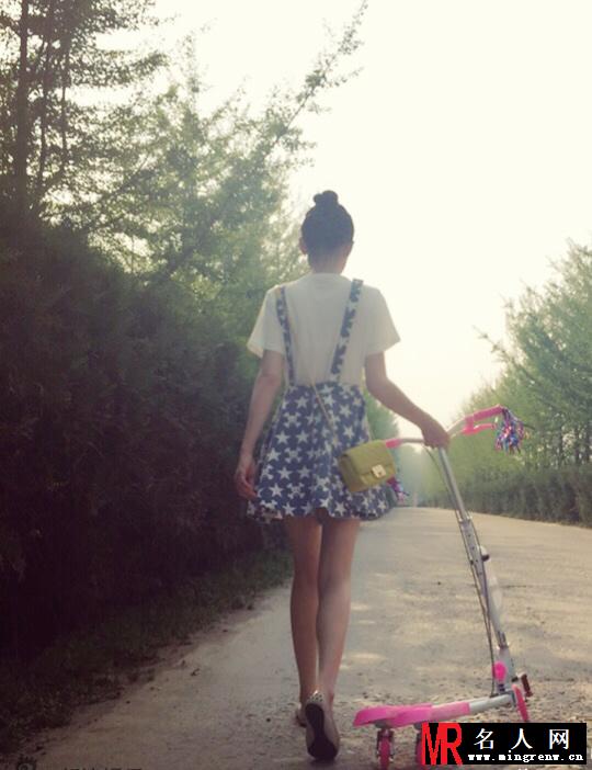 陈乔恩微博晒美照 丸子头美颜似少女(1)