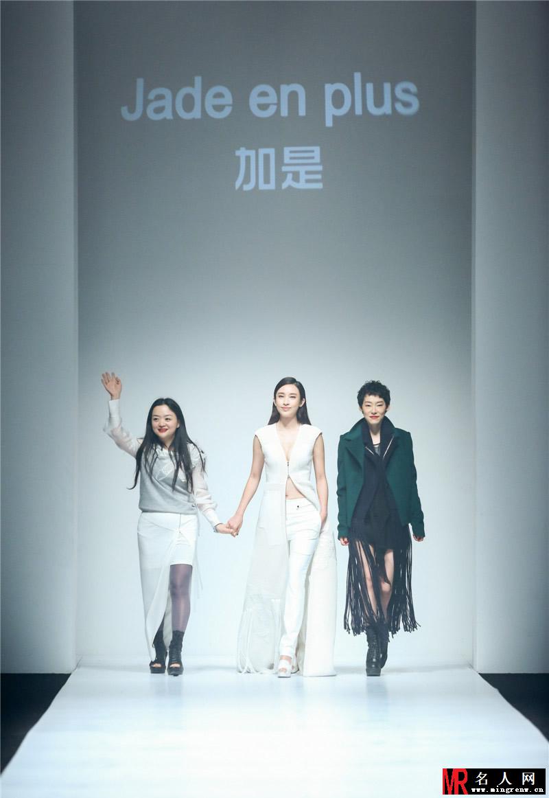 张俪转战T台走秀气场十足 女神范hold住全场(1)