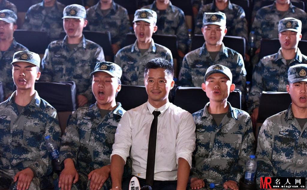 吴京宣传新片《战狼》 迷彩战队为其开路护驾(1)