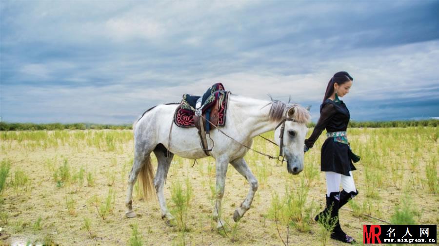 佟丽娅民族服饰写真 骑白马显英姿(1)