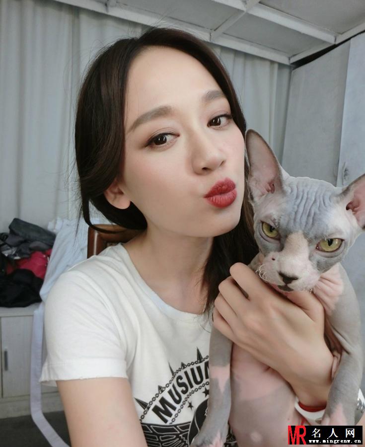 陈乔恩与无毛猫合影 戏称都敏俊引围观(1)
