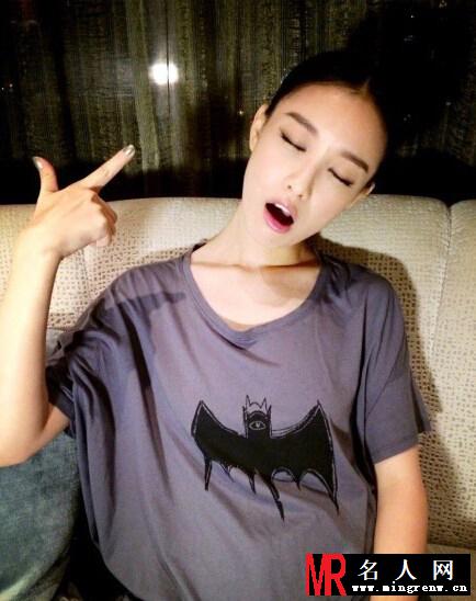 倪妮微博晒美萌照 模仿蝙蝠女霸气十足(1)