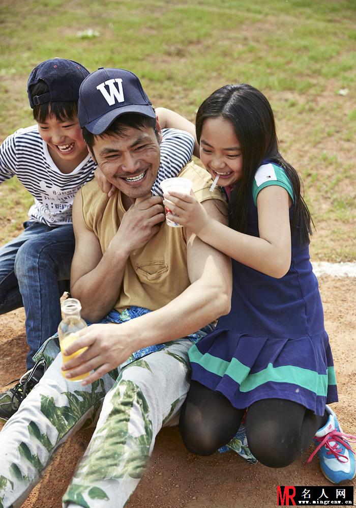 邵兵携子女拍写真 尽显慈父魅力(1)