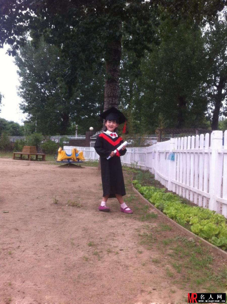田雨橙幼儿园毕业照曝光 穿学士服有模有样(1)