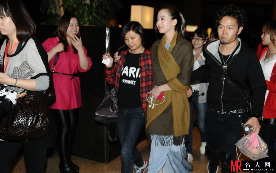刘诗诗亮相心情佳 与吴奇隆同住一酒店(1)