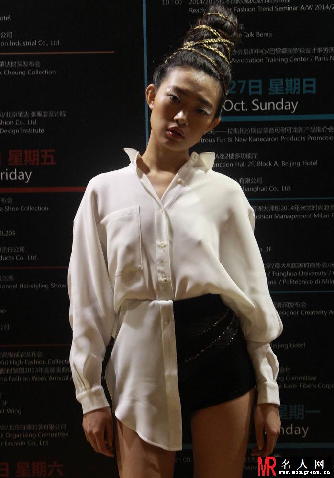 崔天琪效仿gaga凸点露臀性感亮相(1)