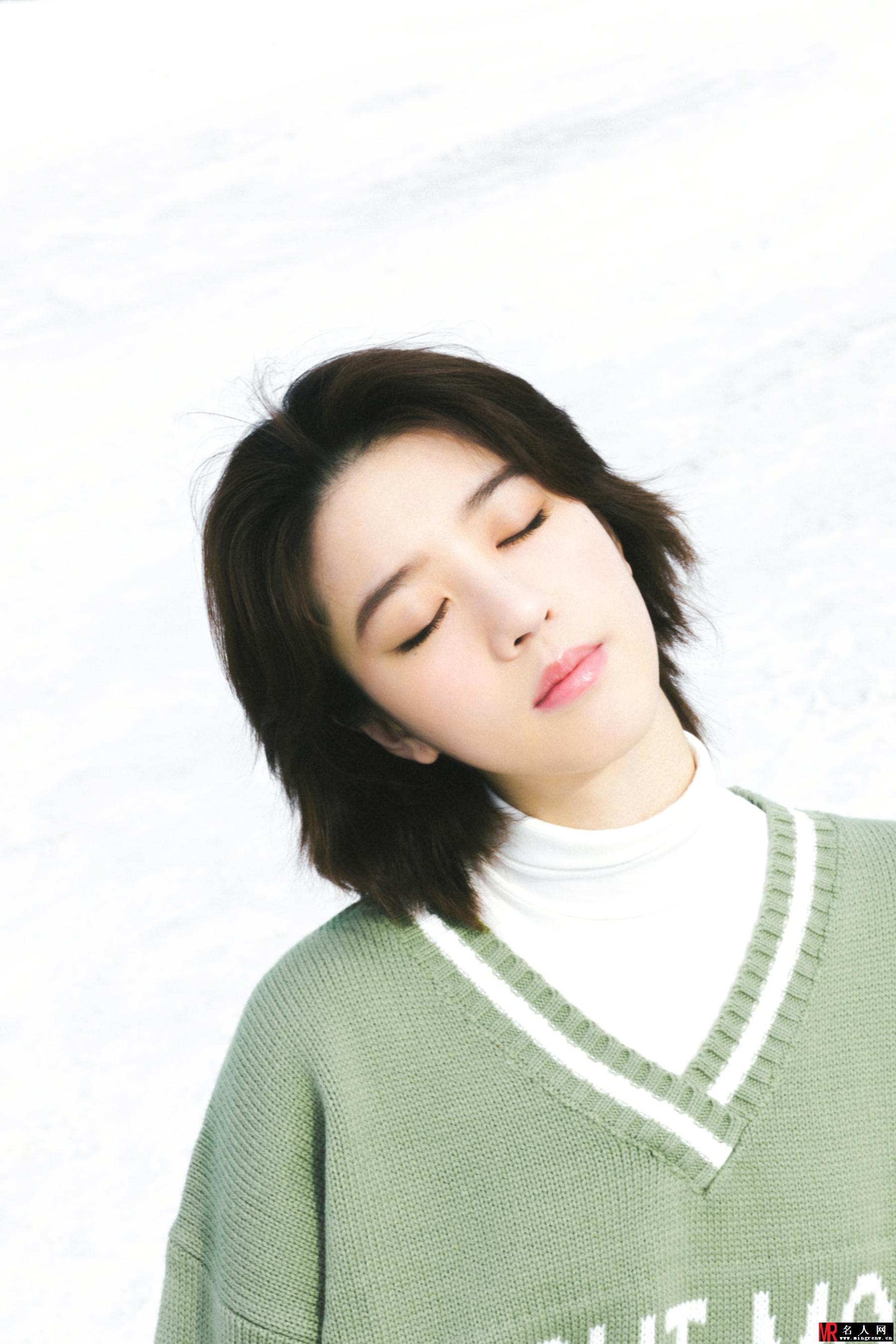 李凯馨雪中写真 抹茶绿毛衣温暖又文艺(1)