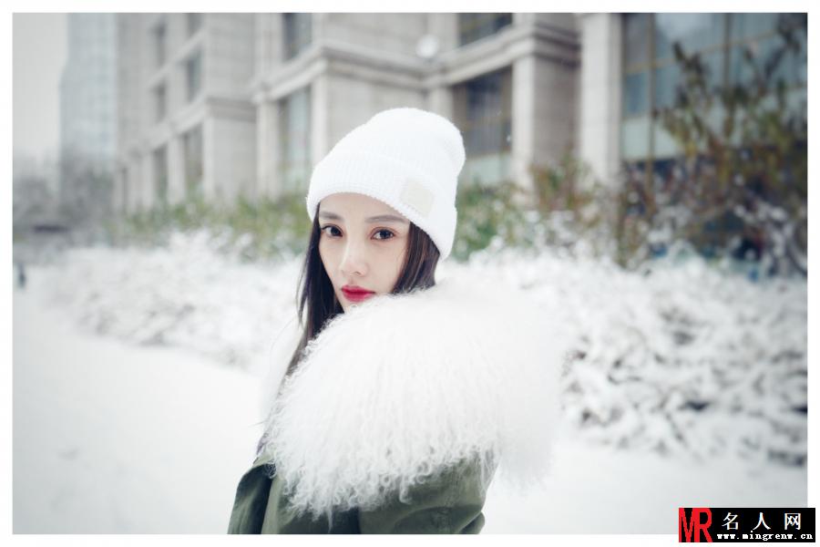 李小璐和甜馨堆雪人 母女打扮时髦称闺蜜(1)