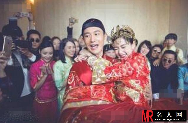 黄晓明绝密婚照曝光 为Baby穿水晶婚鞋(1)