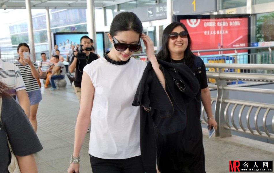 刘亦菲公开恋情后首现身 大方任拍露灿笑(1)