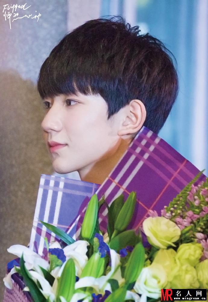 TFBOYS加盟《偶像来了》手捧鲜花见女神(1)