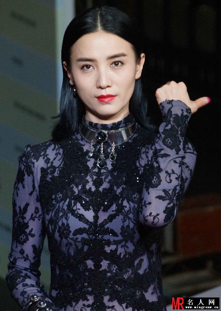 宋佳镂空裙装性感诱惑 擦汗嘟嘴显疲态(1)