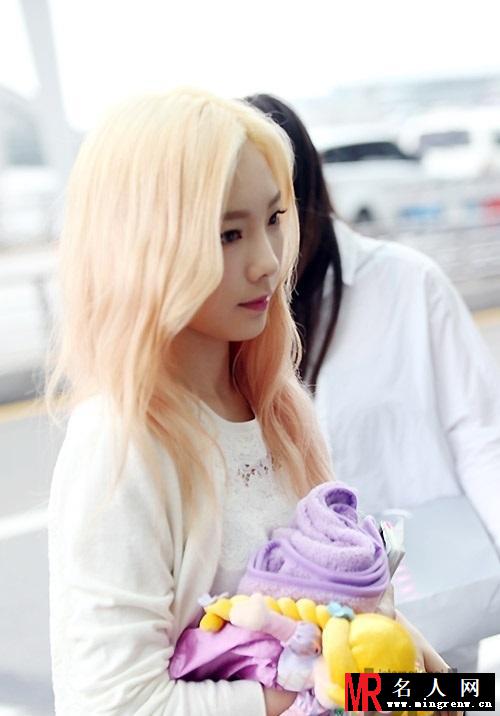 少女时代现机场 Tiffany短裙险被吹翻(1)