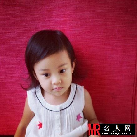 李小璐与女儿甜馨亲子装亮相 温情满满(1)