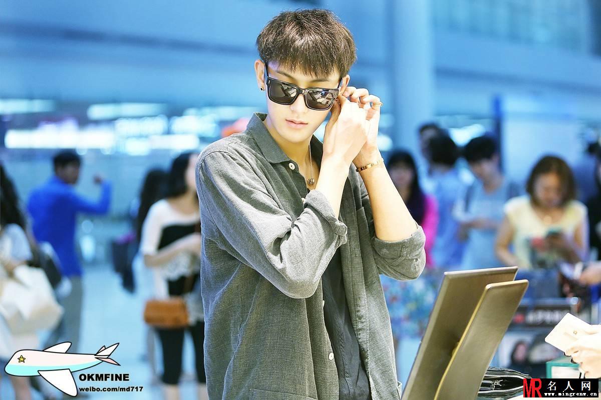 2014年9月EXO仁川飞上海转机抵达三亚机场帅气写真黄子韬图片写真(1)
