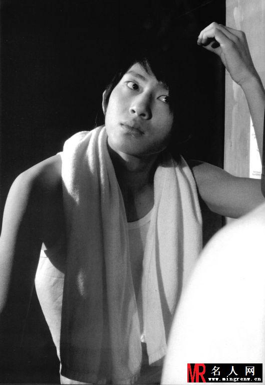 井柏然早期青涩写真 杀马特雷人造型曝光(1)