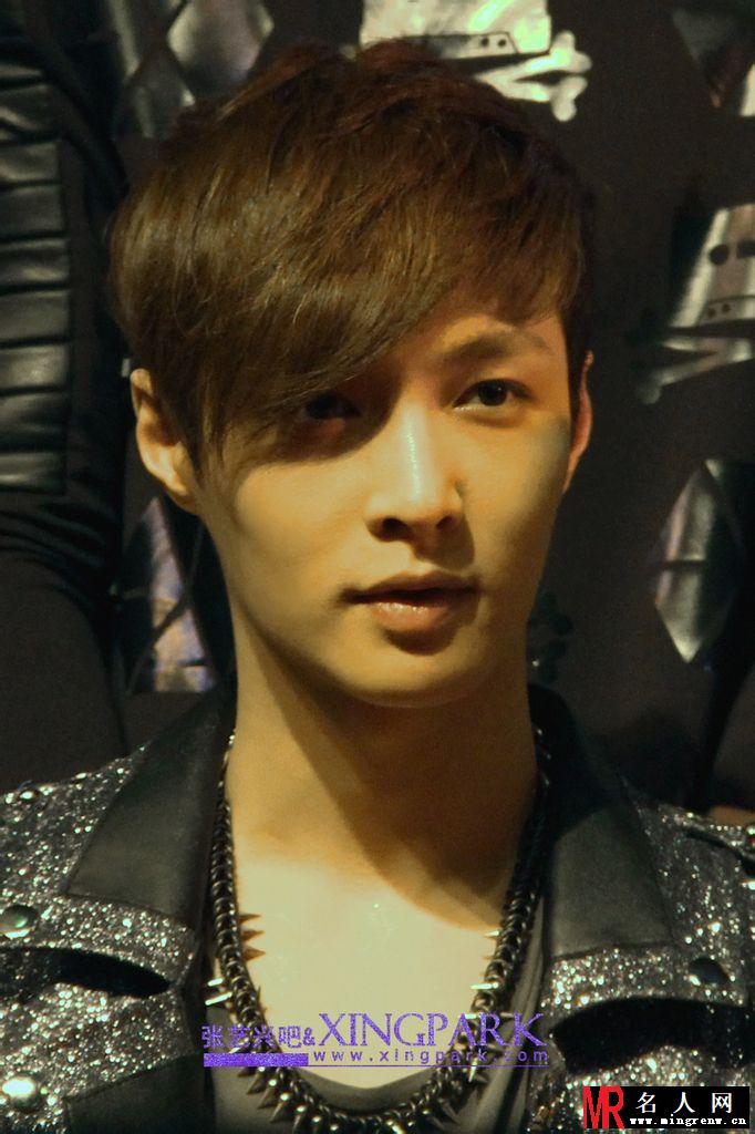 EXO张艺兴2012年帅气髙颜值亮相北京SHOW CASE 精彩表演引粉丝欢呼(1)