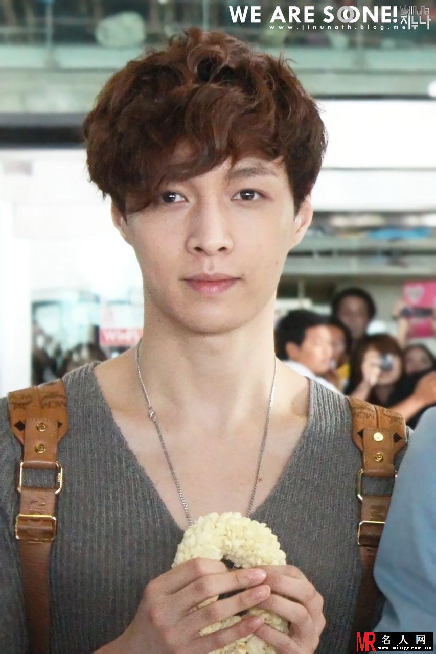 EXO张艺兴2012年7月机场帅气亮相机场照合集(1)