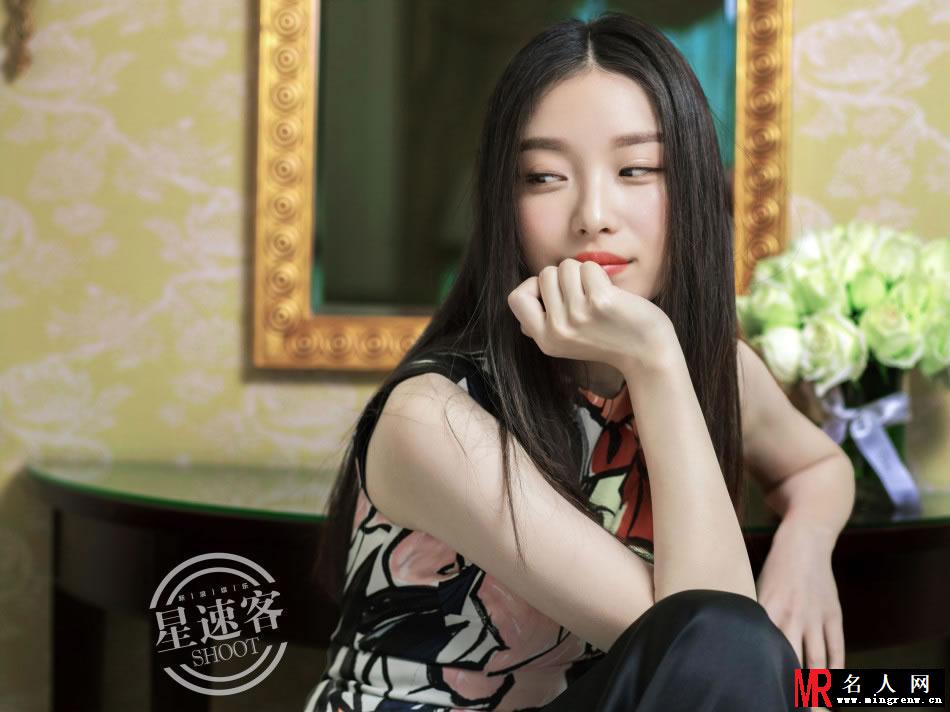 倪妮登星速客杂志 浪漫印花凸显妖艳妩媚(1)