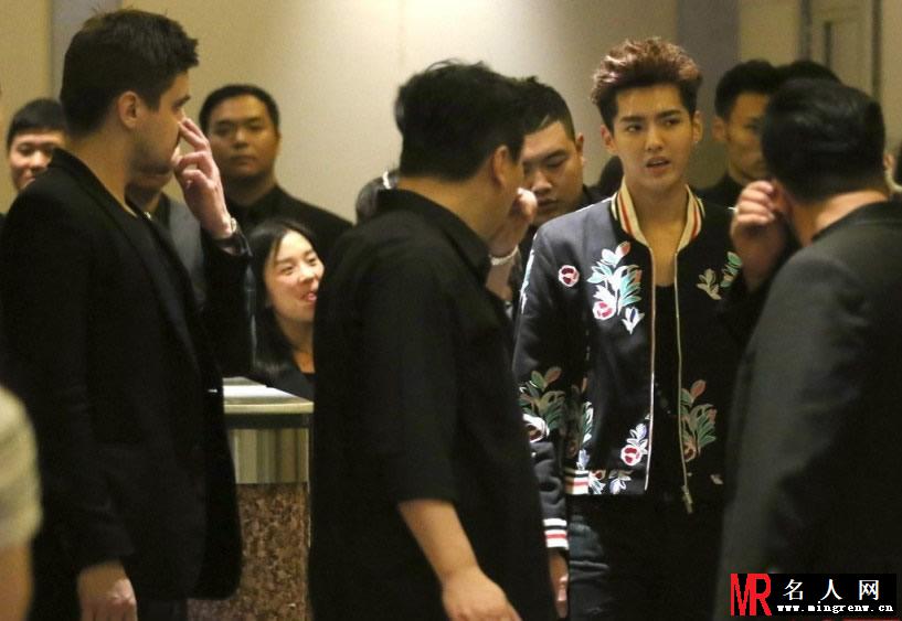 吴亦凡现身活动众保镖护驾 粉丝难靠近(1)