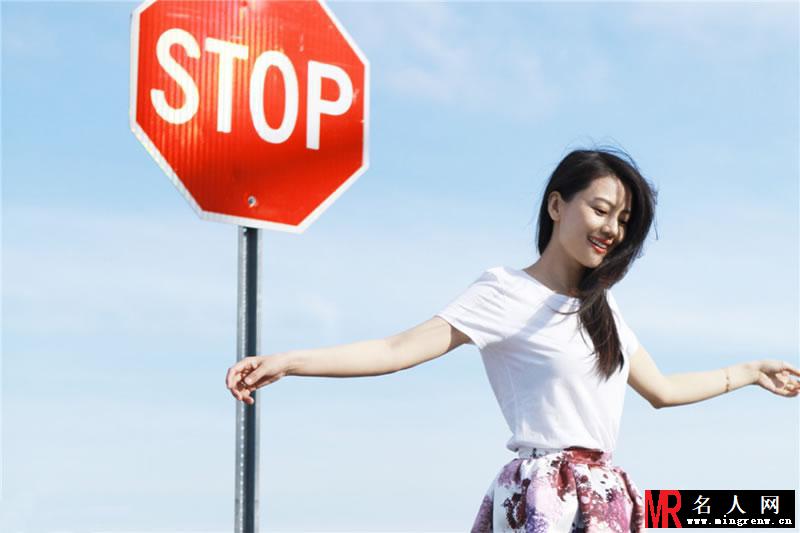 高圆圆纽约街头照曝光 优雅迷人可爱俏皮(1)