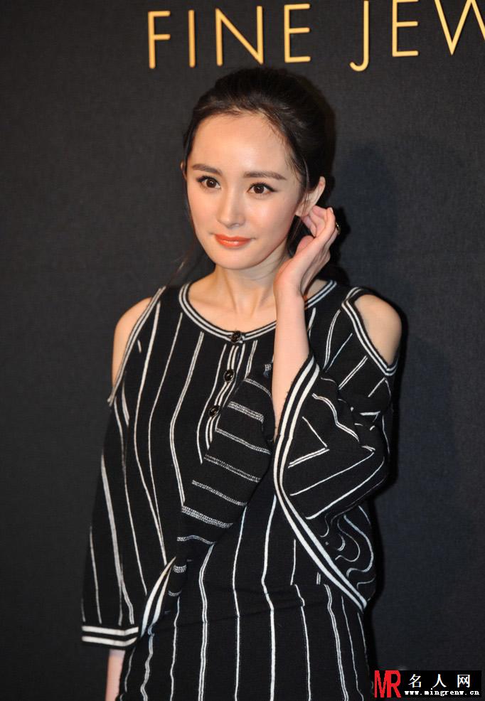 杨幂醉酒门风波后首度出席活动笑容甜美 心情不受影响(1)