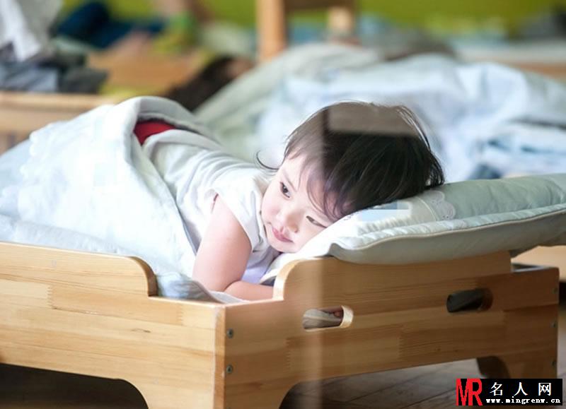 甜馨幼儿园未曝光剧照 豪饮牛奶霸气侧漏(1)