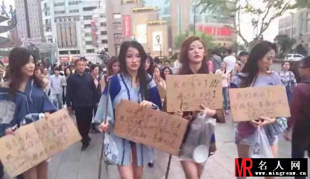 美女性感车模成乞丐 街头抗议取消车模(1)