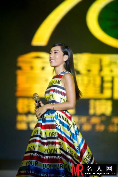 吉克隽逸超模范出席活动 自嘲小平胸华美礼服吸睛(1)