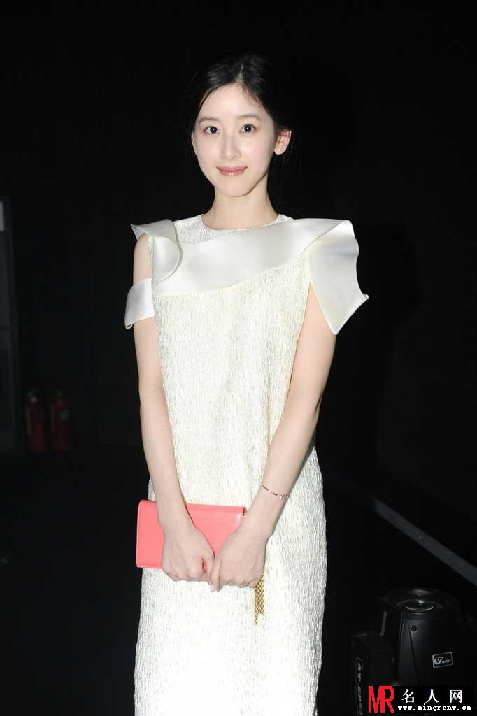 奶茶妹妹章泽天白裙亮相 甜美笑容纯情动人(1)