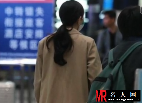 杨幂机场变身套中人 全面包裹无人识(1)