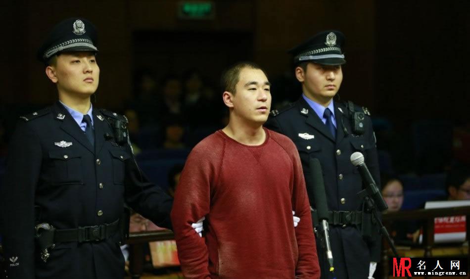 张默庭审照片曝光 红衣现身表情不屑(1)