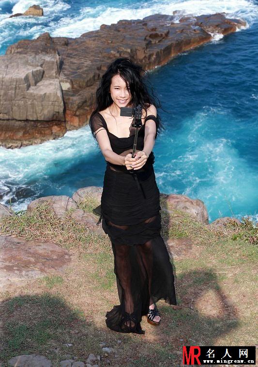 莫文蔚裸背拍MV 与男模暧昧厮摩(1)