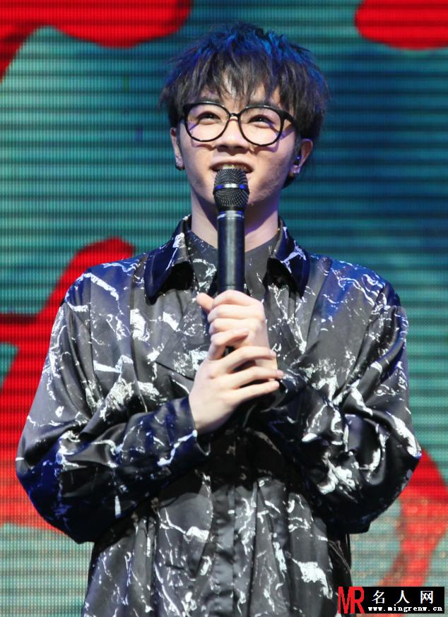 华晨宇火星演唱会 天坑皮肤遭嫌弃(1)