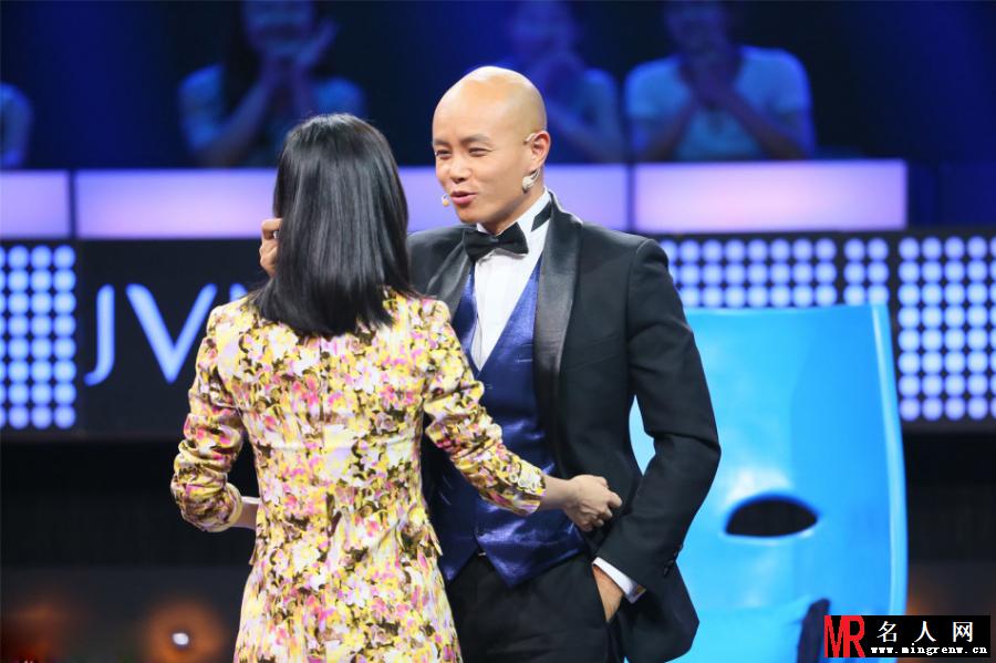 乐嘉公然强吻谢娜 网友炮轰其眼光(1)