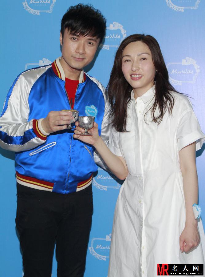 古巨基荣升老板甜蜜亲吻妻子 英皇高层现身送祝福(1)