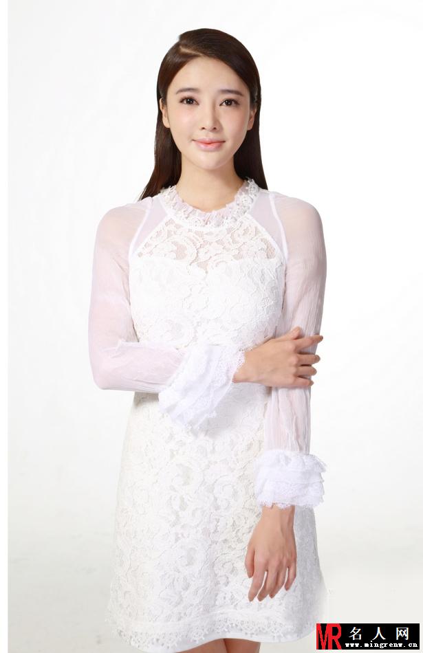 张璇唯美写真曝光 白色蕾丝裙秀傲人上围(1)