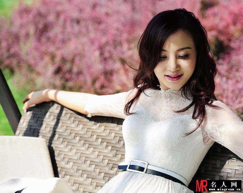 陶红休闲户外街拍曝光 烈焰红唇尽显熟女风范(1)