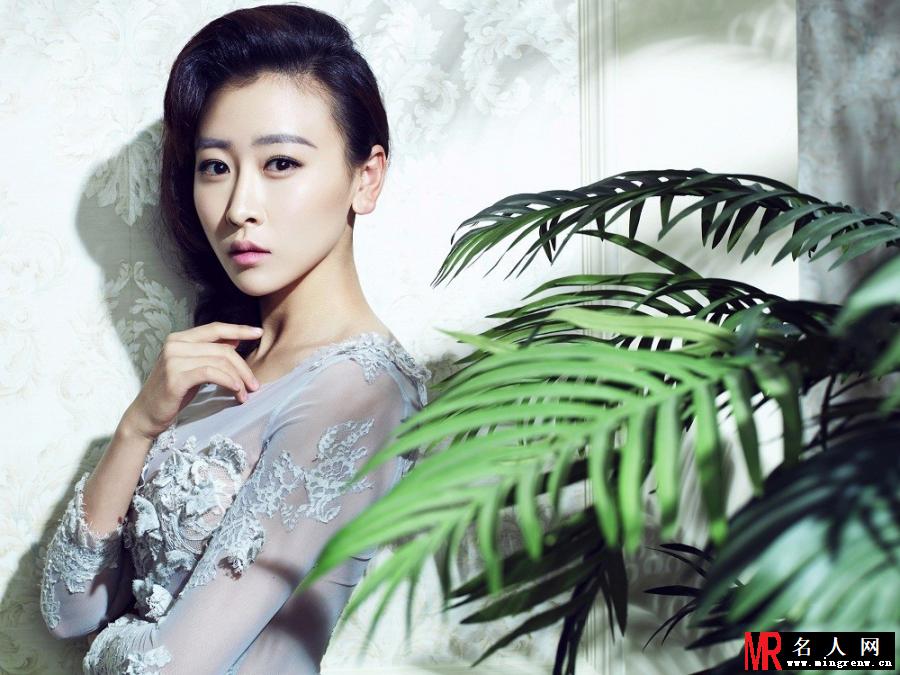 毛俊杰夏日轻性感写真 薄纱难掩澎湃上围(1)