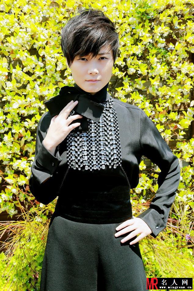 李宇春戛纳写真曝光 黑衣黑裤显帅气(1)