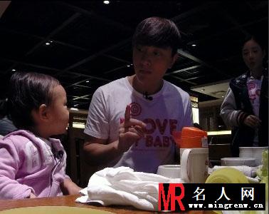 李小璐素颜外出用餐 一家三口尽显甜蜜(1)