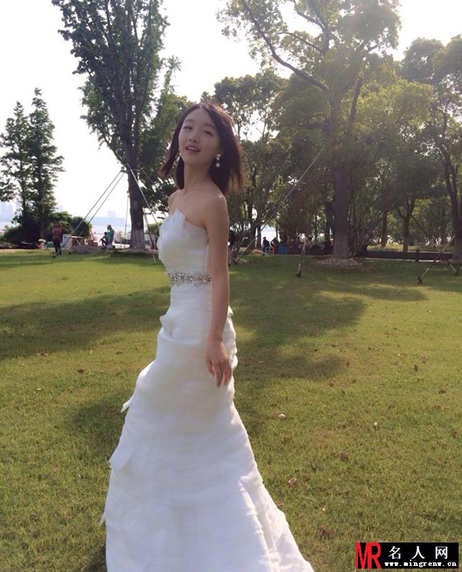 周冬雨曝婚纱照 邻家女孩一秒变女神(1)